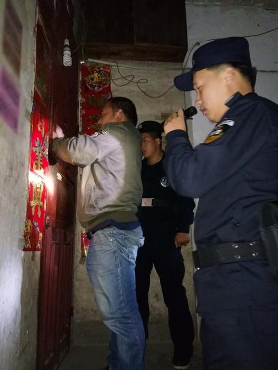 克拉玛依粗心妈妈误将幼女锁家中 